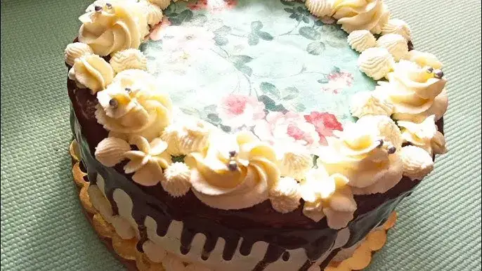 pomarszczony lub rozpuszczony opłatek na torcie