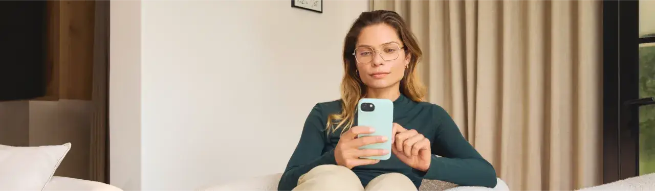 kobieta przymierza okulary online na komputerze