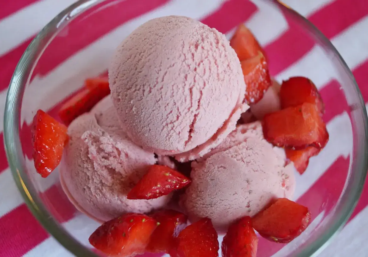 Pyszne lody truskawkowe, idealne na lato. Ten przepis na lody truskawkowe jest prosty i szybki.