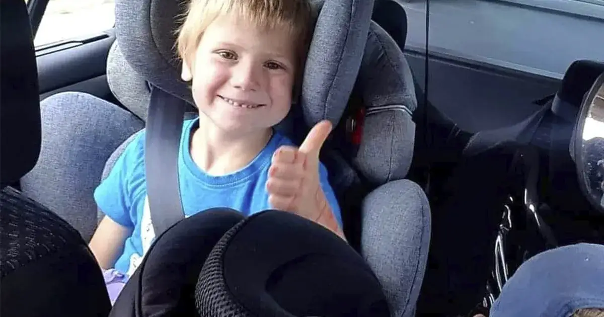 Dziecko w foteliku samochodowym z pasami bezpieczeństwa