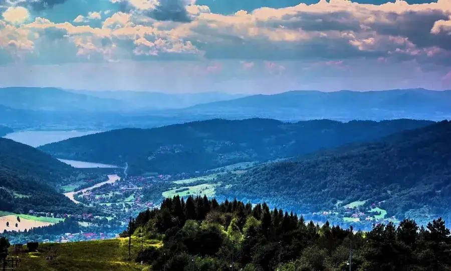 panoramiczny widok z Góry Żar na Jezioro Międzybrodzkie i Beskidy