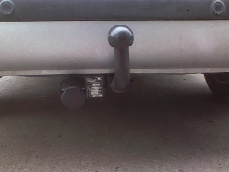 Uszkodzony punkt holowniczy w samochodzie