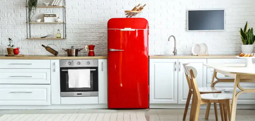 Małe lodówki na napoje w różnych aranżacjach wnętrz