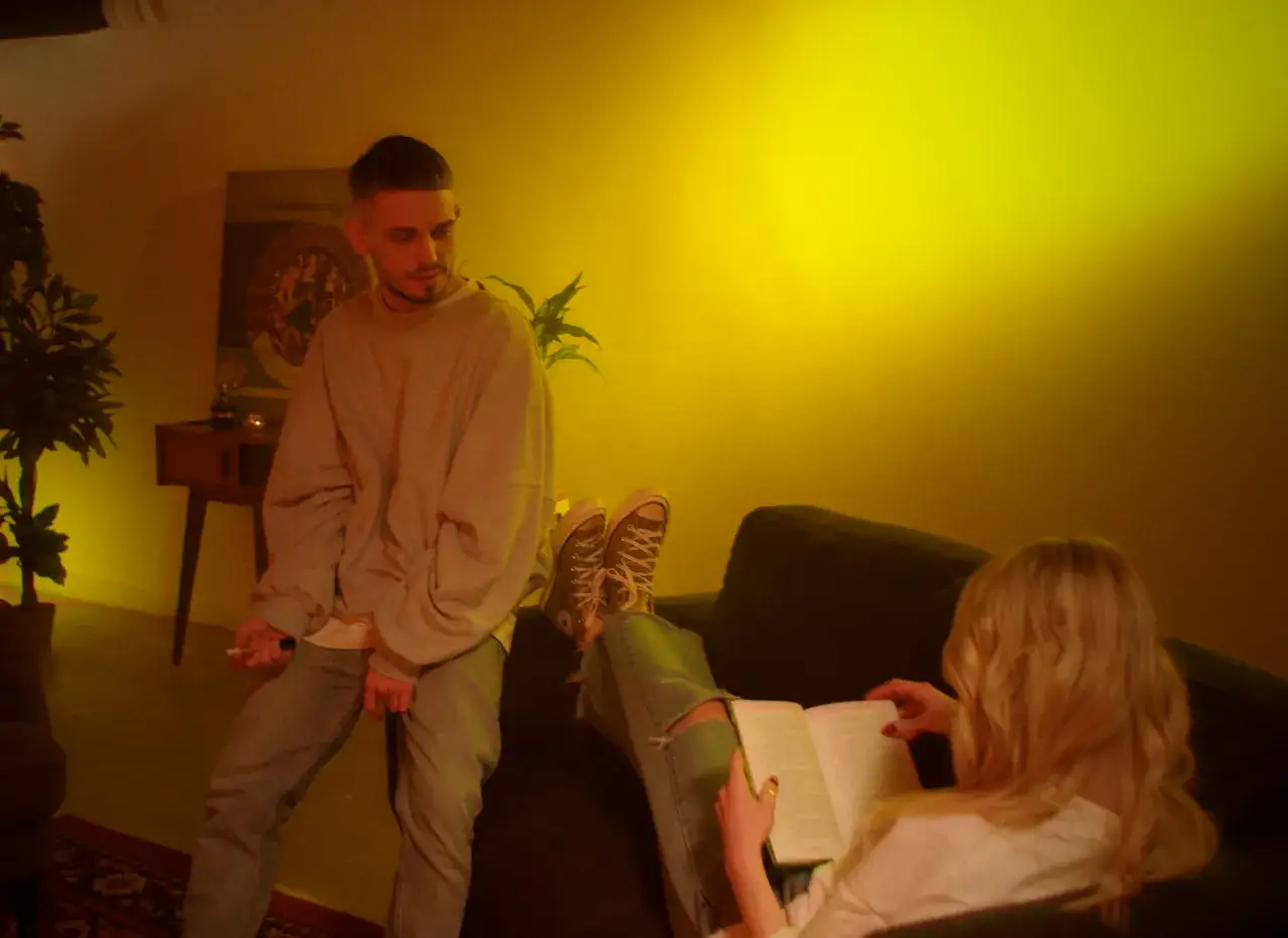 DJ BRK robię co mogę, próbując stworzyć atmosferę. On stoi, ona czyta.