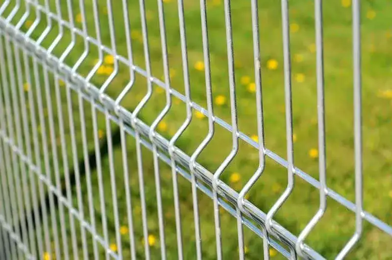 r&oacute;żne rodzaje siatki ogrodzeniowej plecionej i zgrzewanej