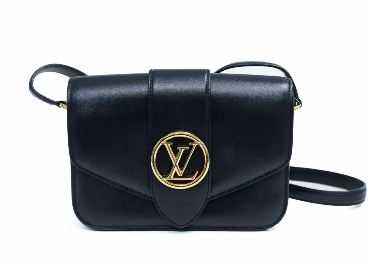 Elegancka, czarna louis vuitton torebka z okrągłym, złotym logo LV. Idealna na co dzień i wieczór.