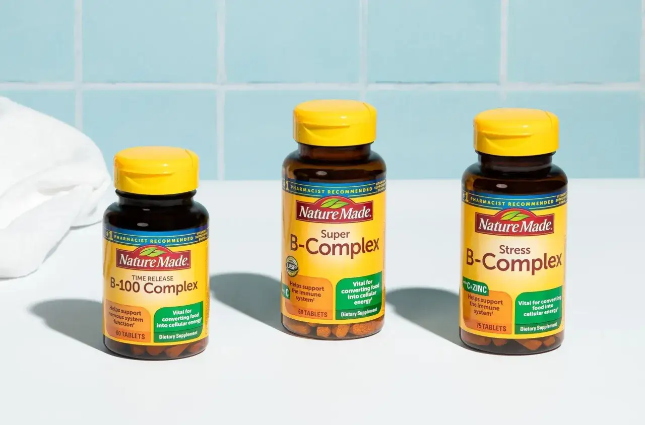 Trzy butelki Nature Made B-Complex. Zastanawiasz się, jak długo można brać witaminę B complex? Te suplementy wspierają układ nerwowy i odpornościowy.