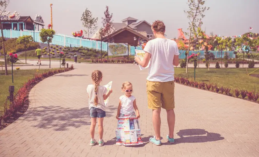 Rodzina z dziećmi w parku rozrywki Energylandia