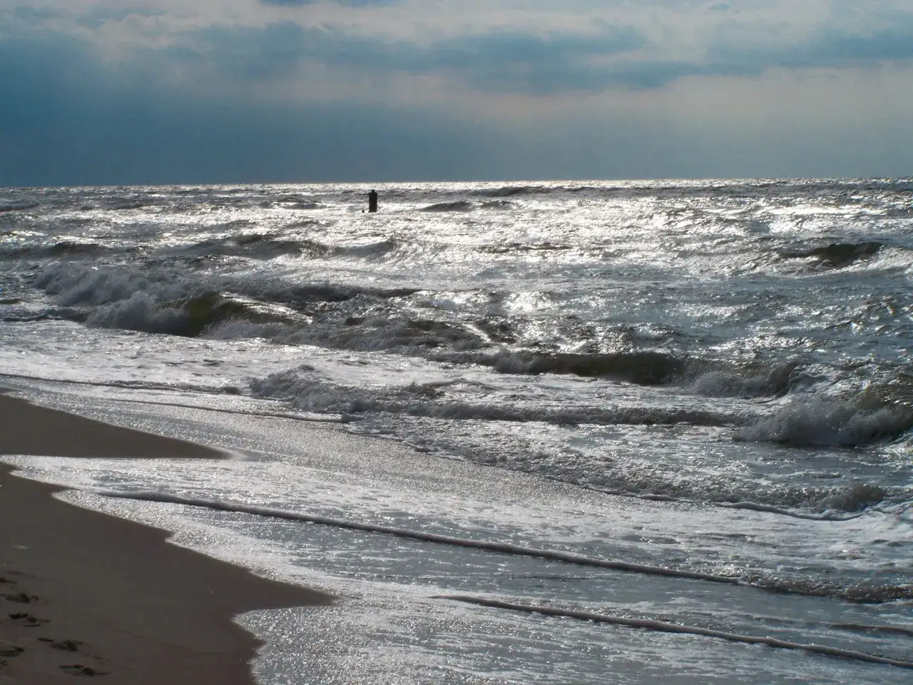 sztorm nad bałtykiem jesienią