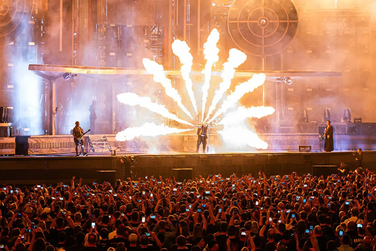 Koncert Rammstein z pirotechniką i tłumem fan&oacute;w z telefonami. Trudno określić, ile trwa koncert Rammstein, ale wrażenia są niezapomniane!