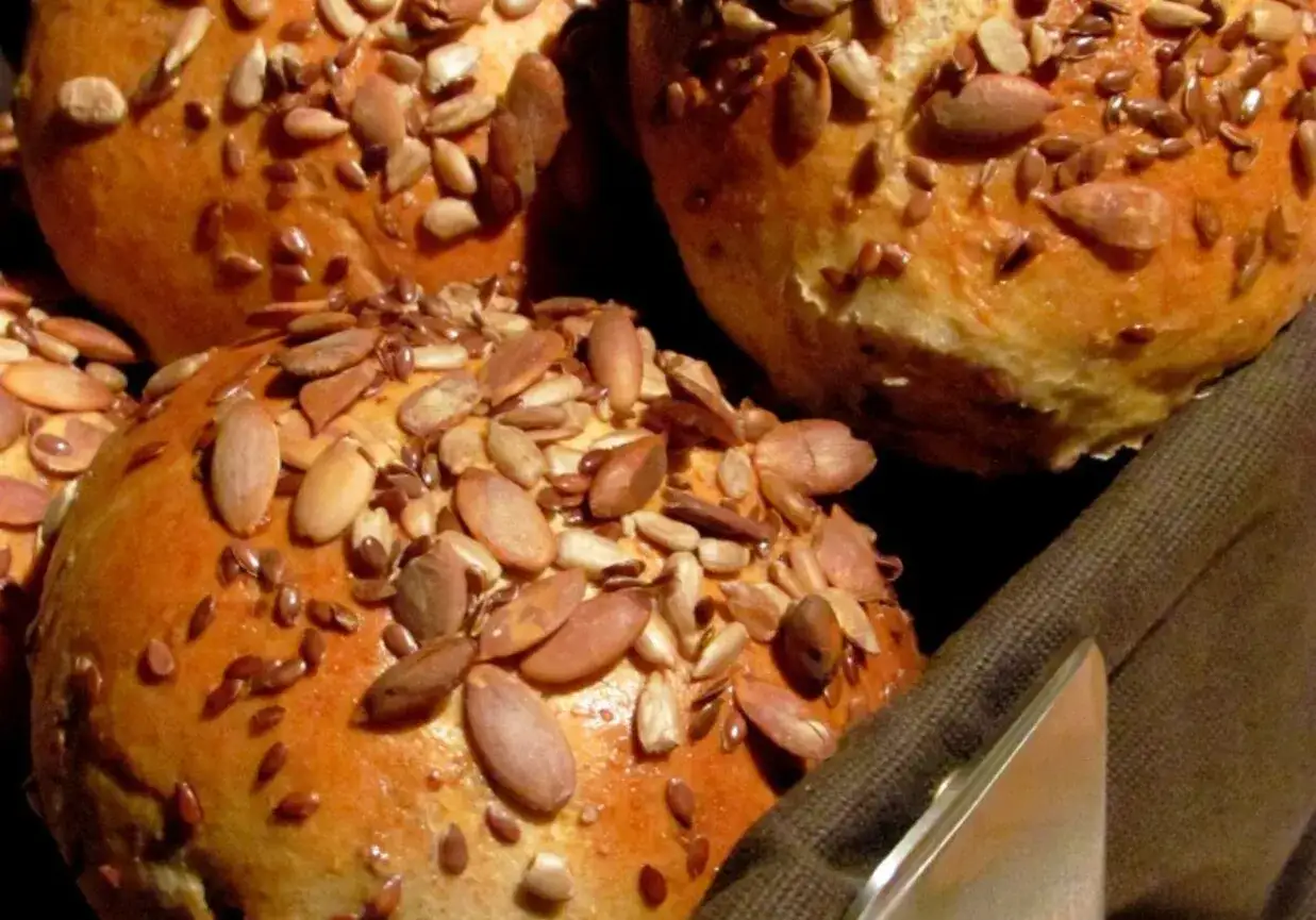 Złociste bułki posypane słonecznikiem i siemieniem lnianym. Idealne do śniadania, oto przepis na zdrowe bułki!