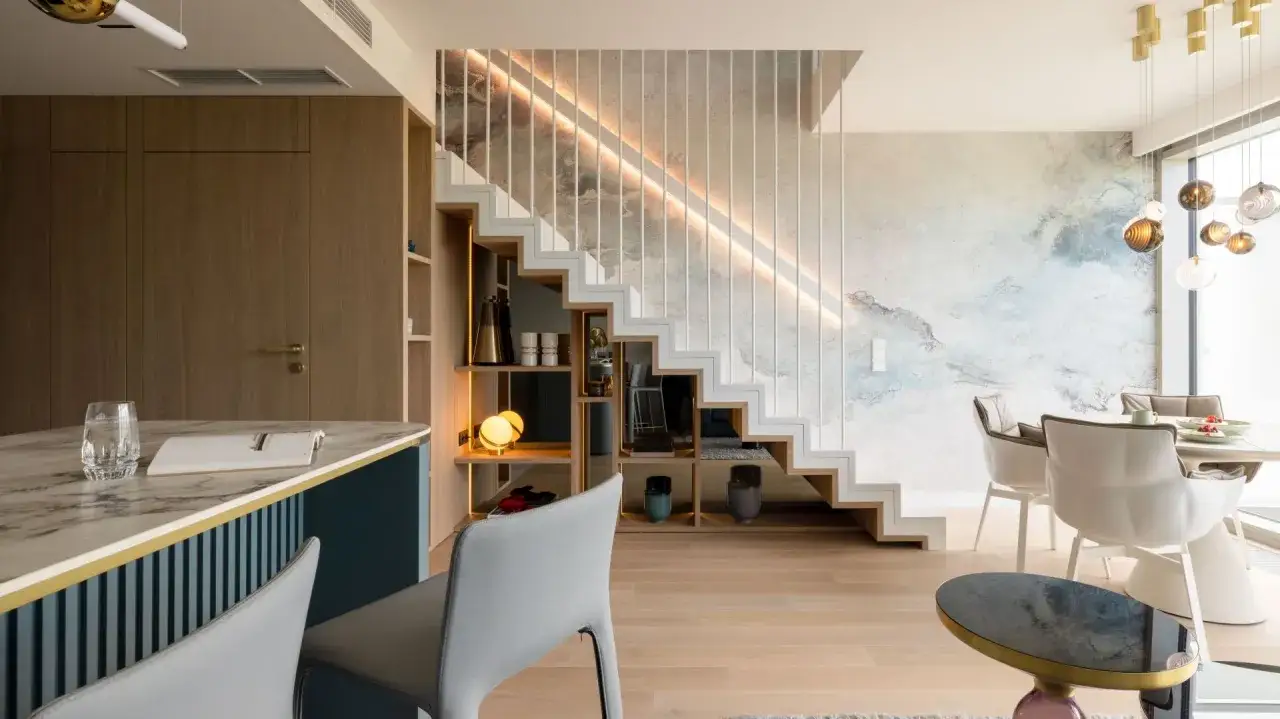 Nowoczesna wnęka pod schodami z p&oacute;łkami i oświetleniem LED. Pomysły na wykorzystanie przestrzeni pod schodami.