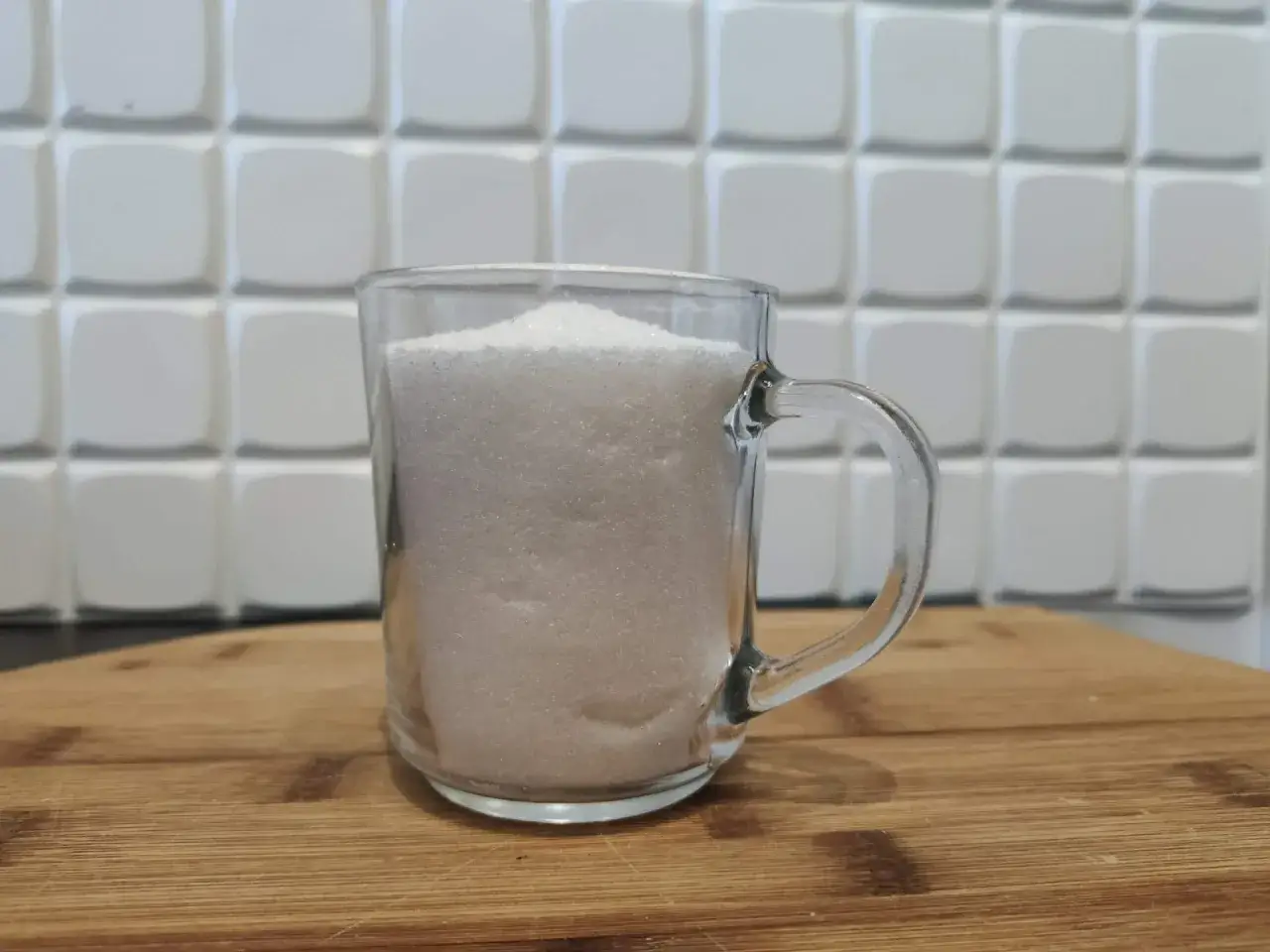 Odmierzanie cukru pudru w szklance