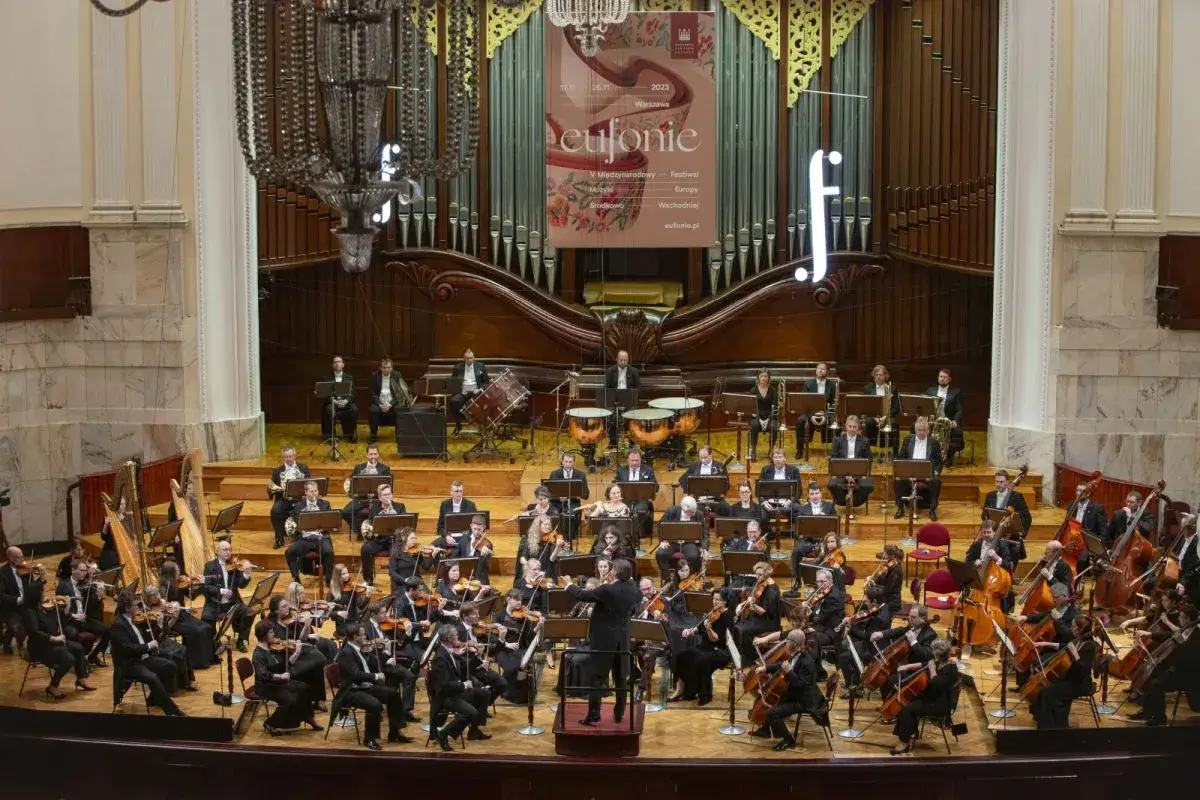 Orkiestra symfoniczna podczas koncertu. To jest właśnie recital, gdzie muzycy grają na instrumentach.