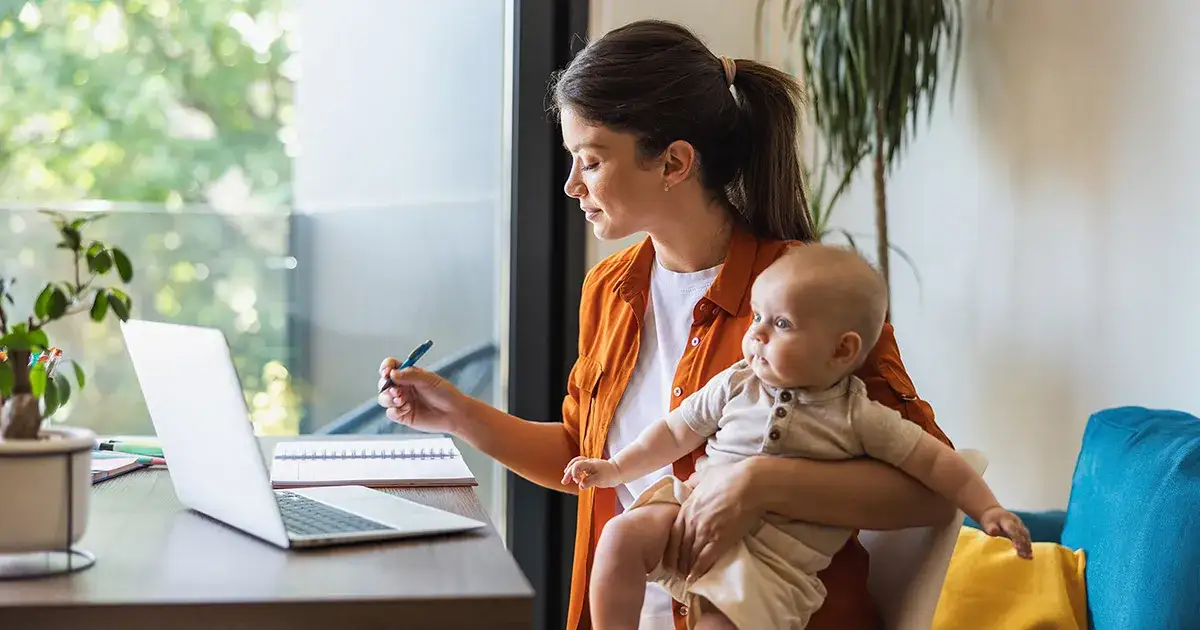 rodzic i dziecko wypełniające dokumenty, proces aplikacji