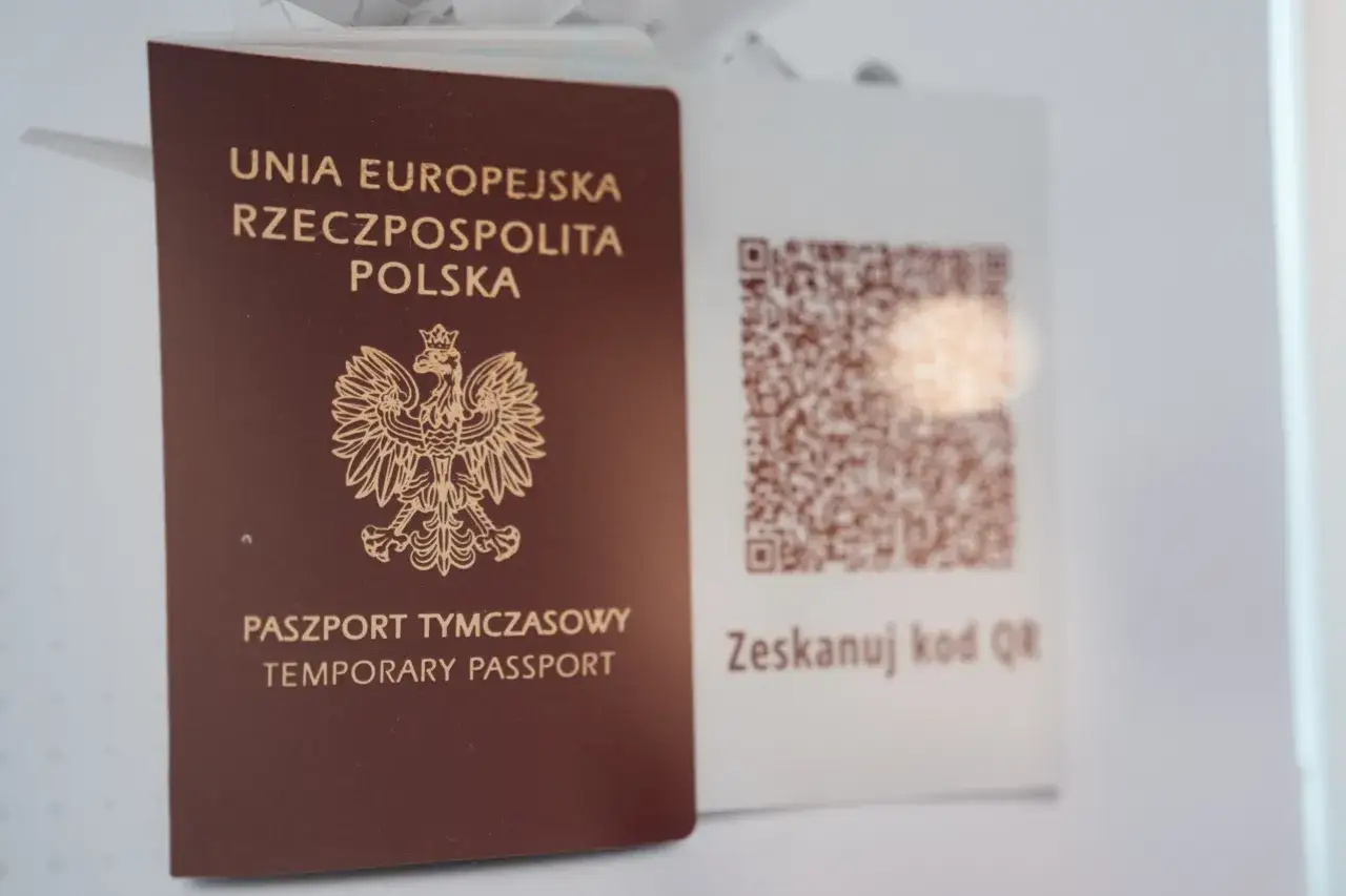 Polski paszport tymczasowy obok strony z kodem QR. Dowiedz się, jak odróżnić paszport biometryczny od zwykłego.