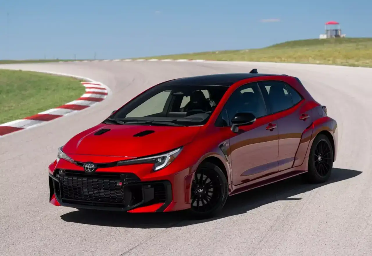 Czerwona Toyota Corolla GR na torze wyścigowym, gotowa do ostrej jazdy.