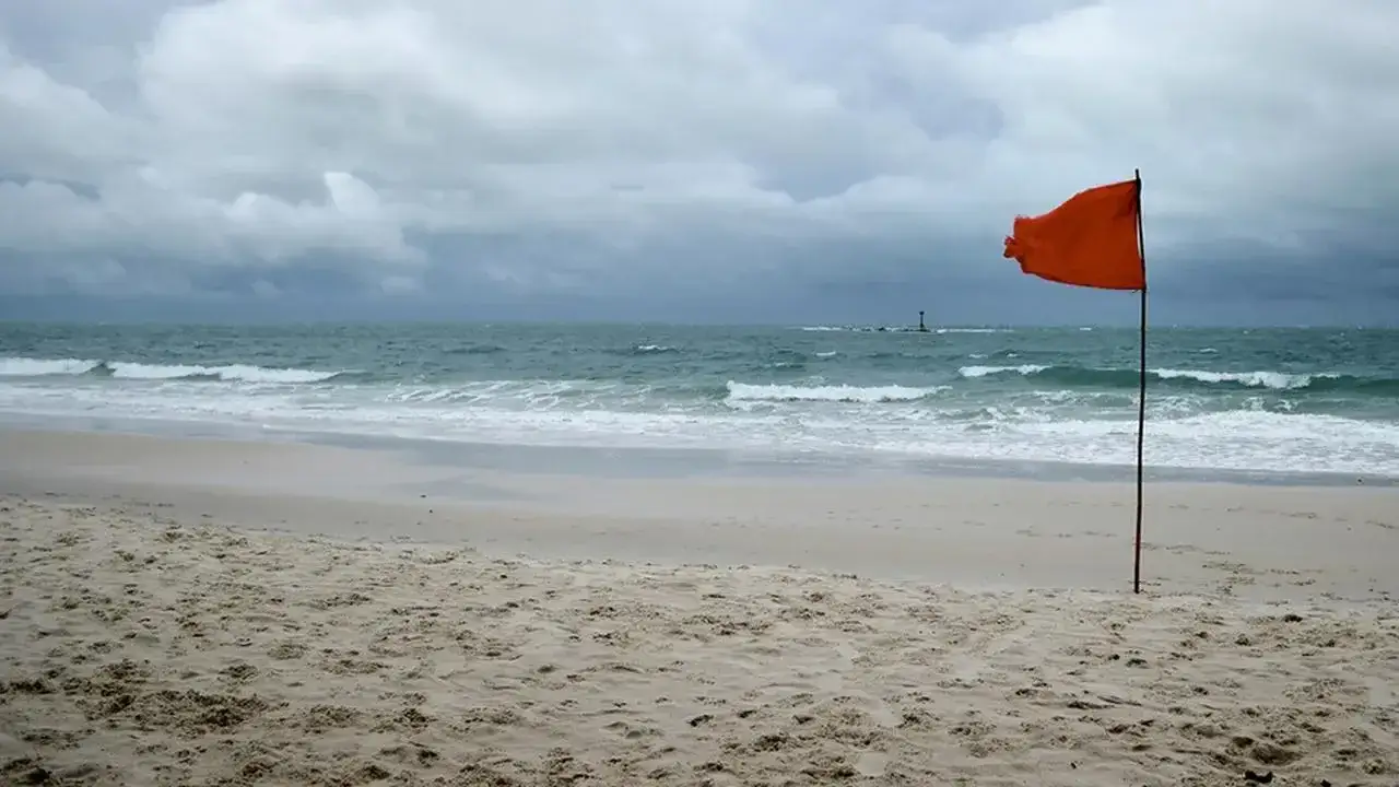 Plaża polskie morze ratownik WOPR biała flaga