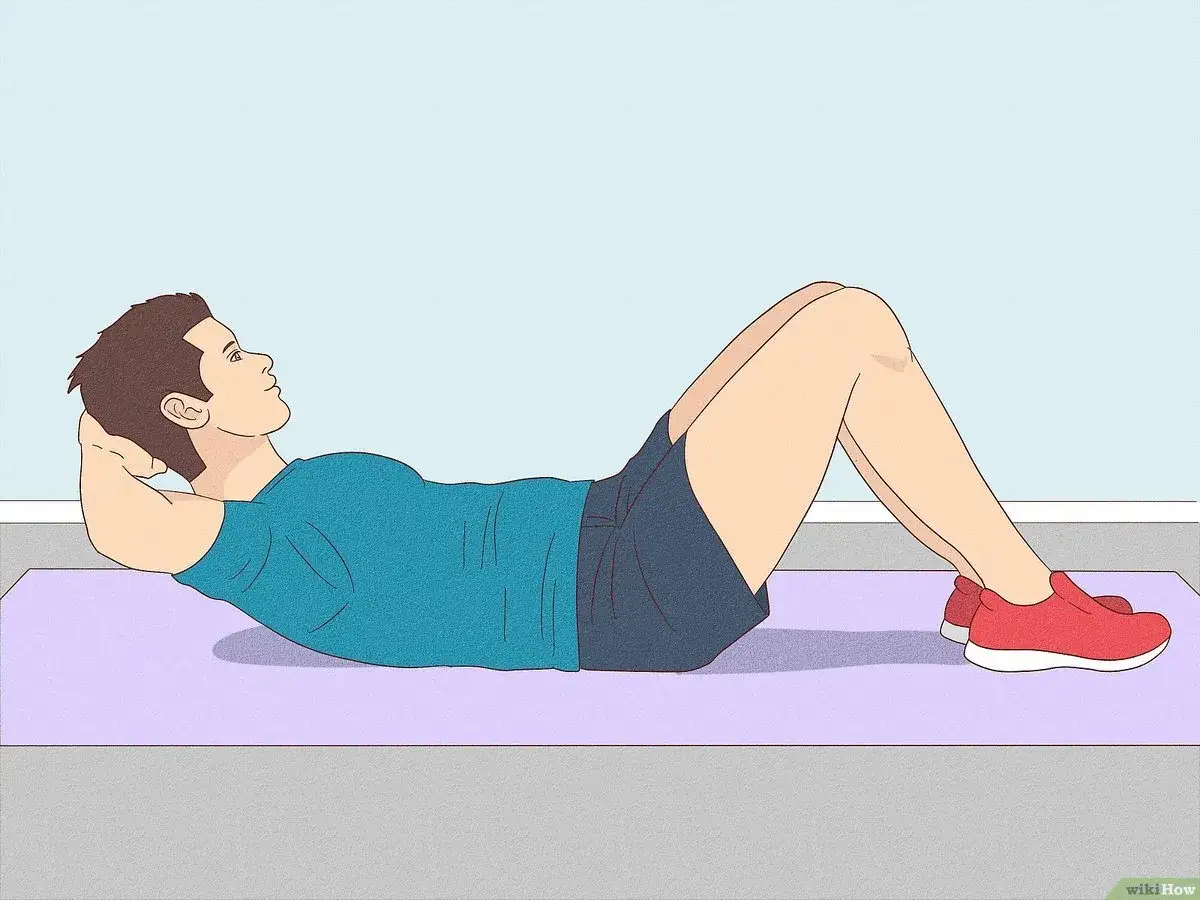 Ćwiczenia na brzuch to klucz do tego, jak schudnąć z brzucha domowe sposoby. Mężczyzna wykonuje brzuszki na macie.