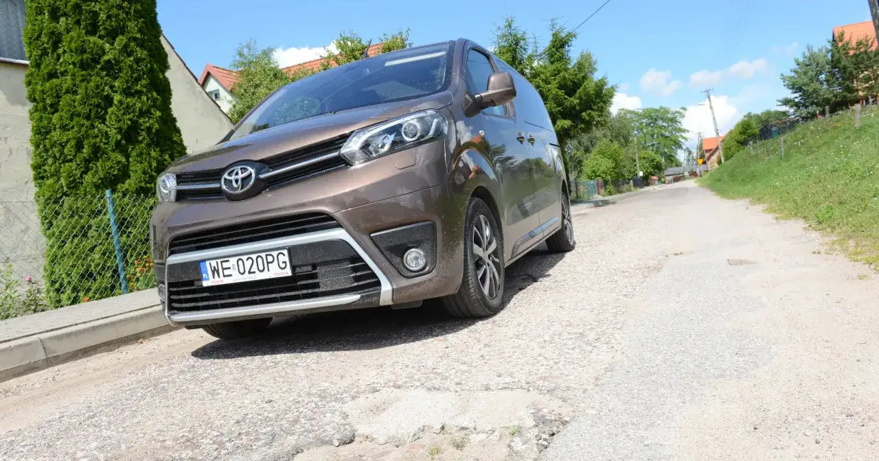 Brązowy Toyota Verso na wiejskiej drodze. Zastanawiasz się nad pojemnością baku?