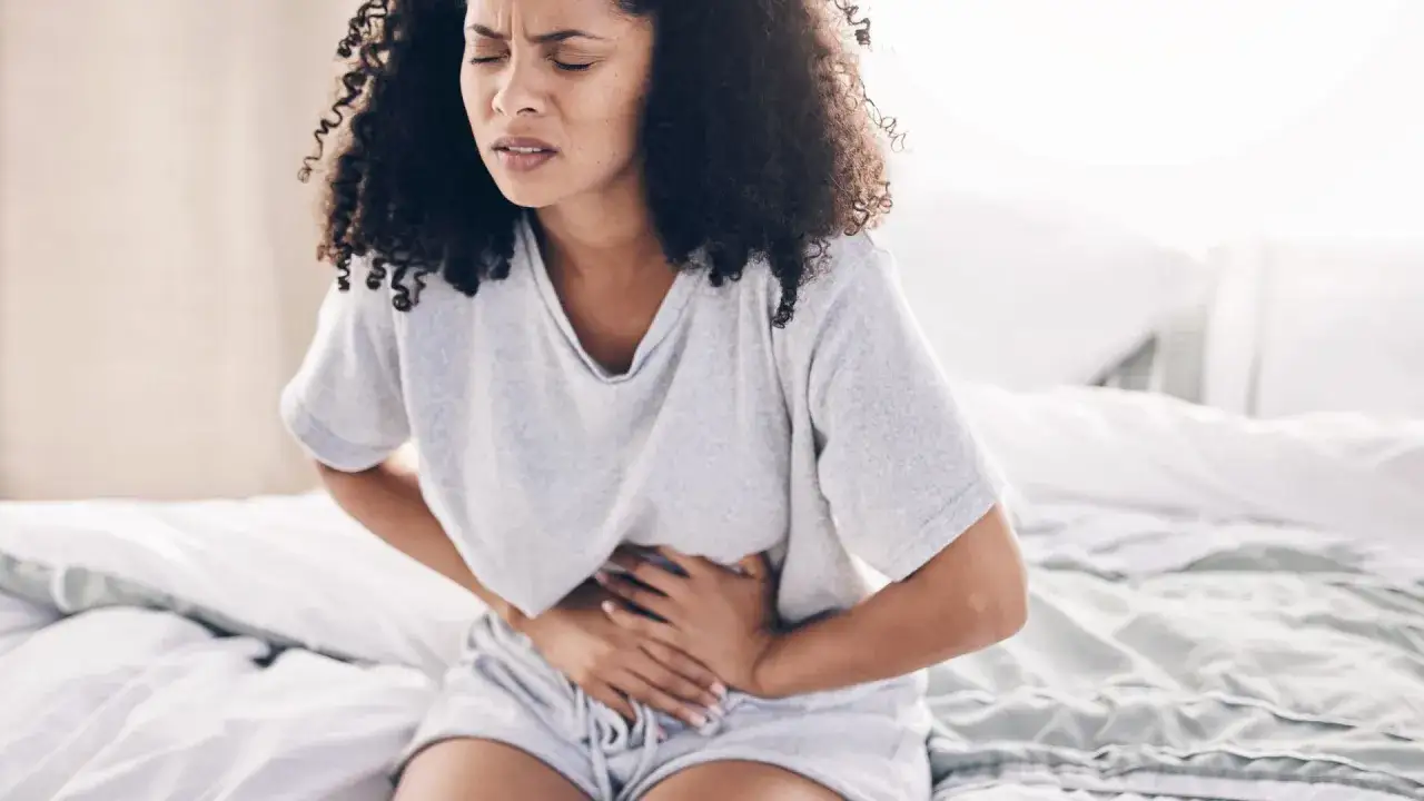 osoba z b&oacute;lem brzucha wzdęciami