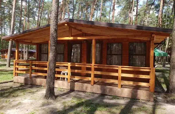 Malownicze jezioro Sielpia Wielka domki letniskowe