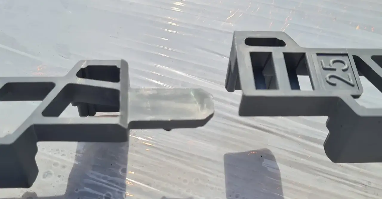 rodzaje listew dystansowych plastikowe betonowe stalowe