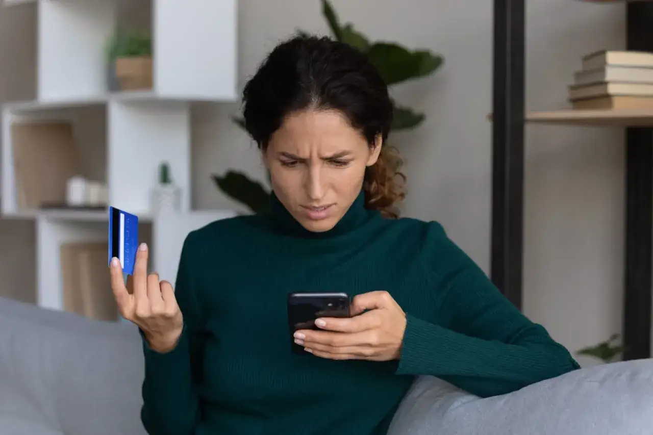 osoba zamykająca konto online w banku