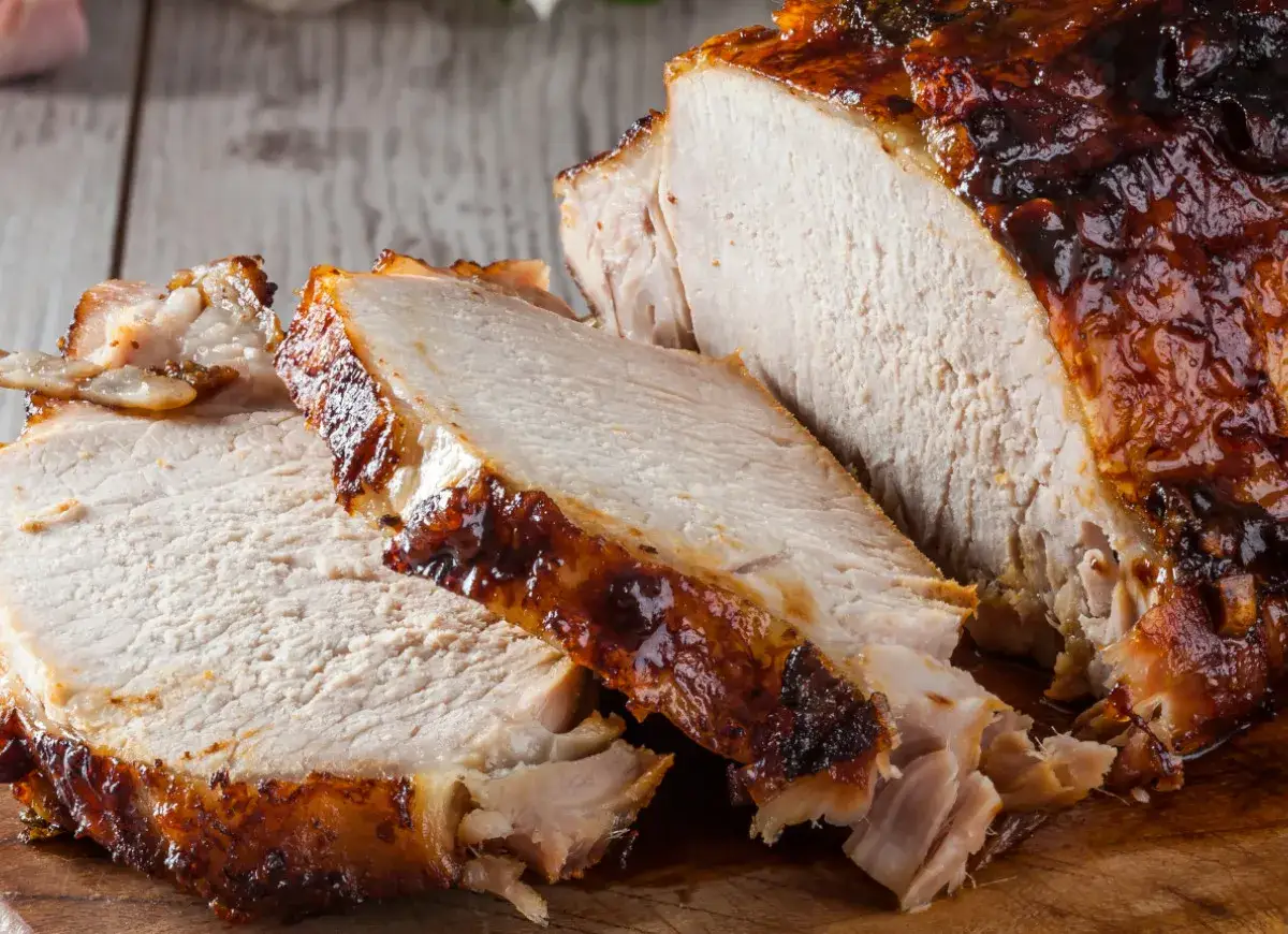 Soczysty, pieczony schab pokrojony w plastry. Idealny do duszenia, by osiągnąć miękkość.