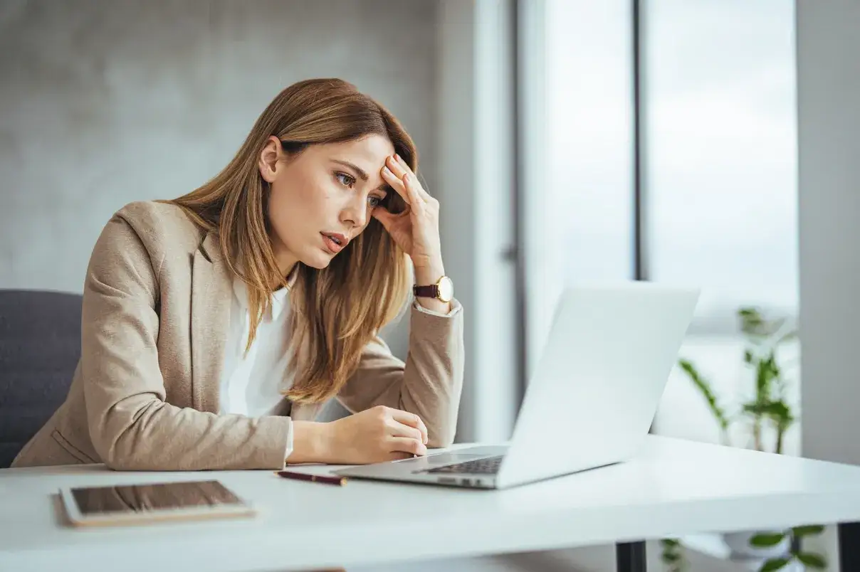 osoba zastanawiająca się nad problemem w pracy, frustracja