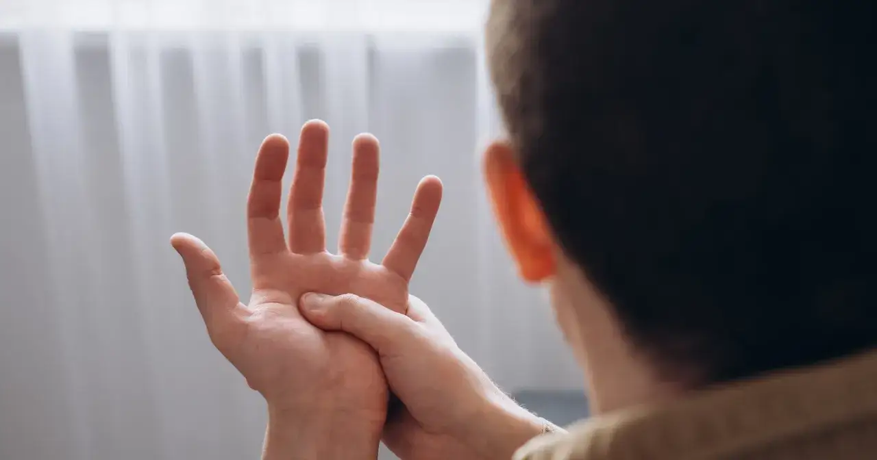 Dłoń odczuwa mrowienie i drętwienie kończyn, co może być objawem nerwicy.