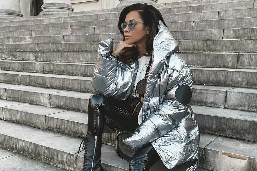 Zdjęcie Srebrne kurtki są modne – stylowe inspiracje i porady na każdą okazję
