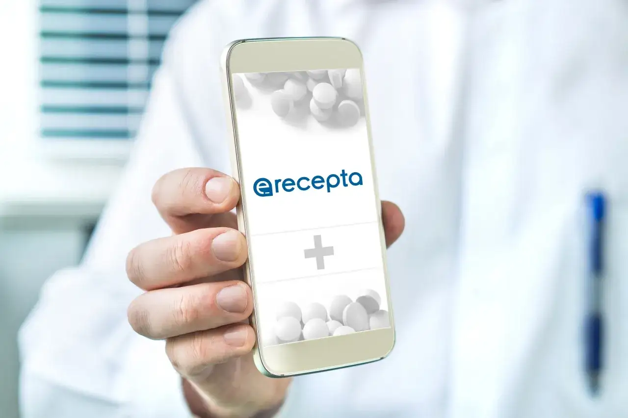 Telefon z aplikacją e-recepta. Widzisz, ile opakowań leku można wydać jednorazowo.