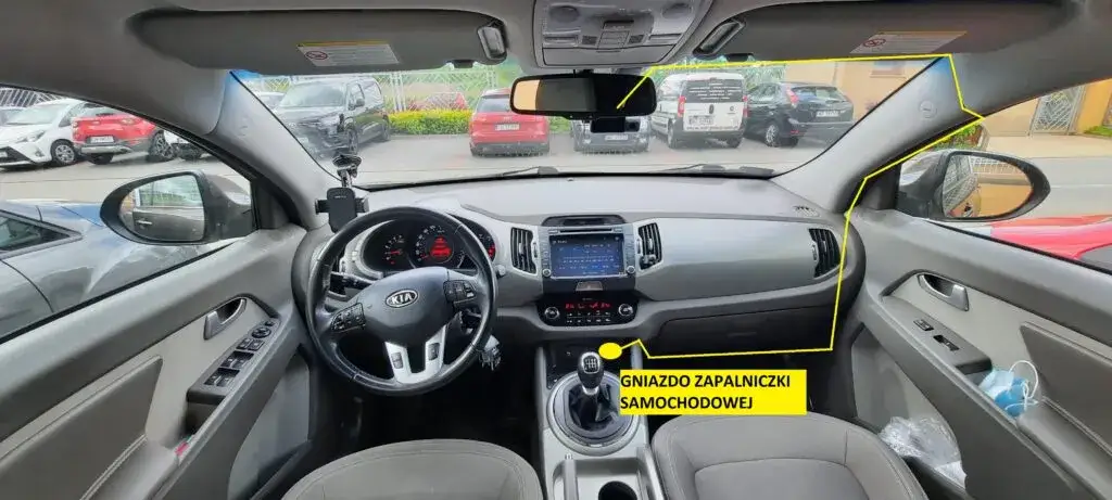 kamera samochodowa podłączona do gniazda zapalniczki