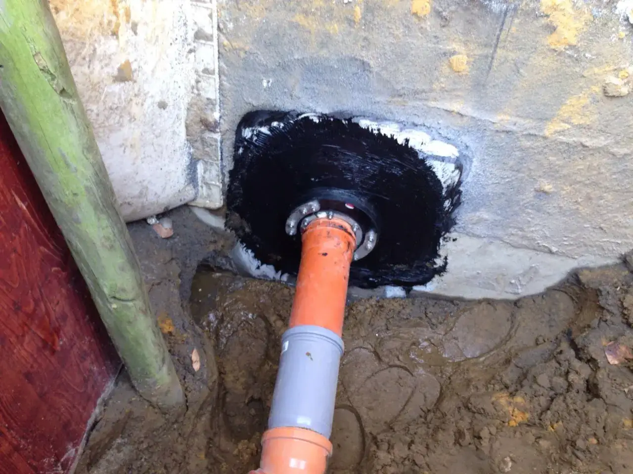 systemowe przejścia szczelne przez fundament