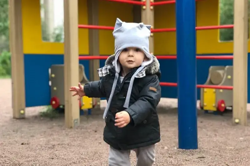 Dziecko na placu zabaw wiek rozwój