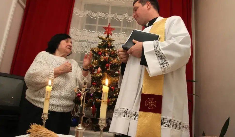 Para rozmawiająca z księdzem w biurze parafialnym