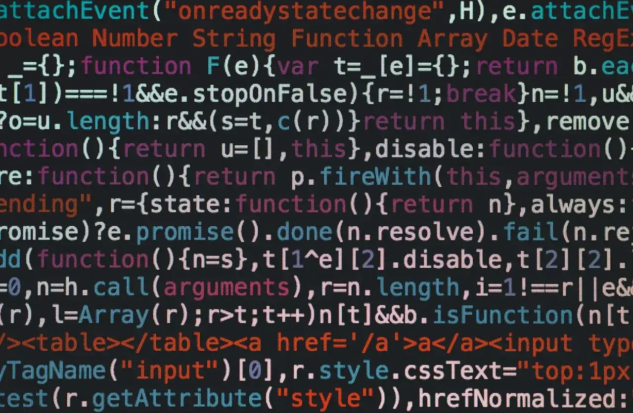Fragment kodu JavaScript, zawierający funkcje i zmienne. Widać fragmenty kodu, które mogą być komentarzem w PHP.