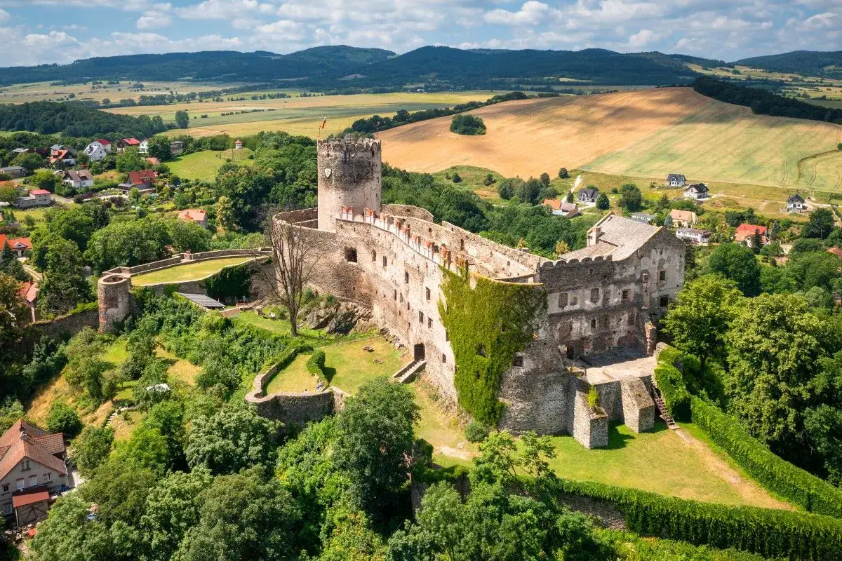 Zamek Grodziec, perła w koronie Dolnego Śląska, zaprasza do odkrywania historii.