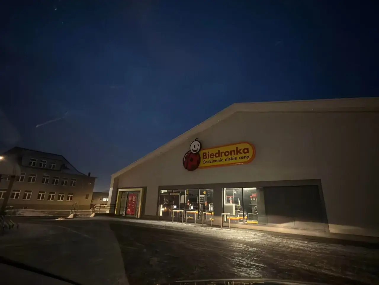 Biedronka Krynica Morska z zewnątrz / Biedronka sklep fasada