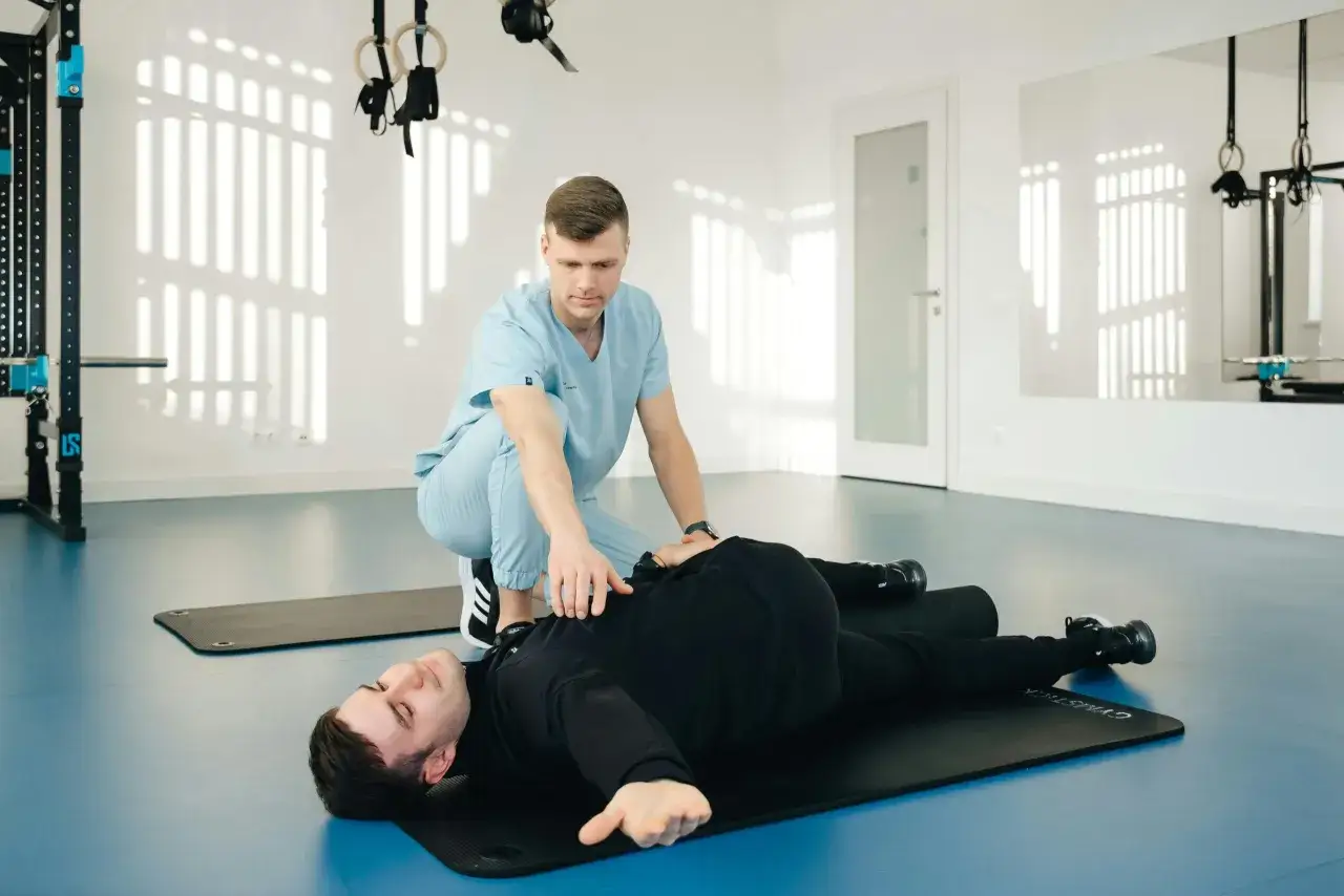 fizjoterapeuta pracuje z pacjentem, nowoczesny gabinet fizjoterapii