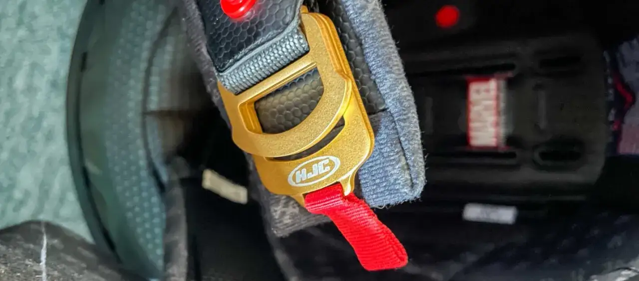 prawidłowe zapięcie paska kasku motocyklowego dwa palce