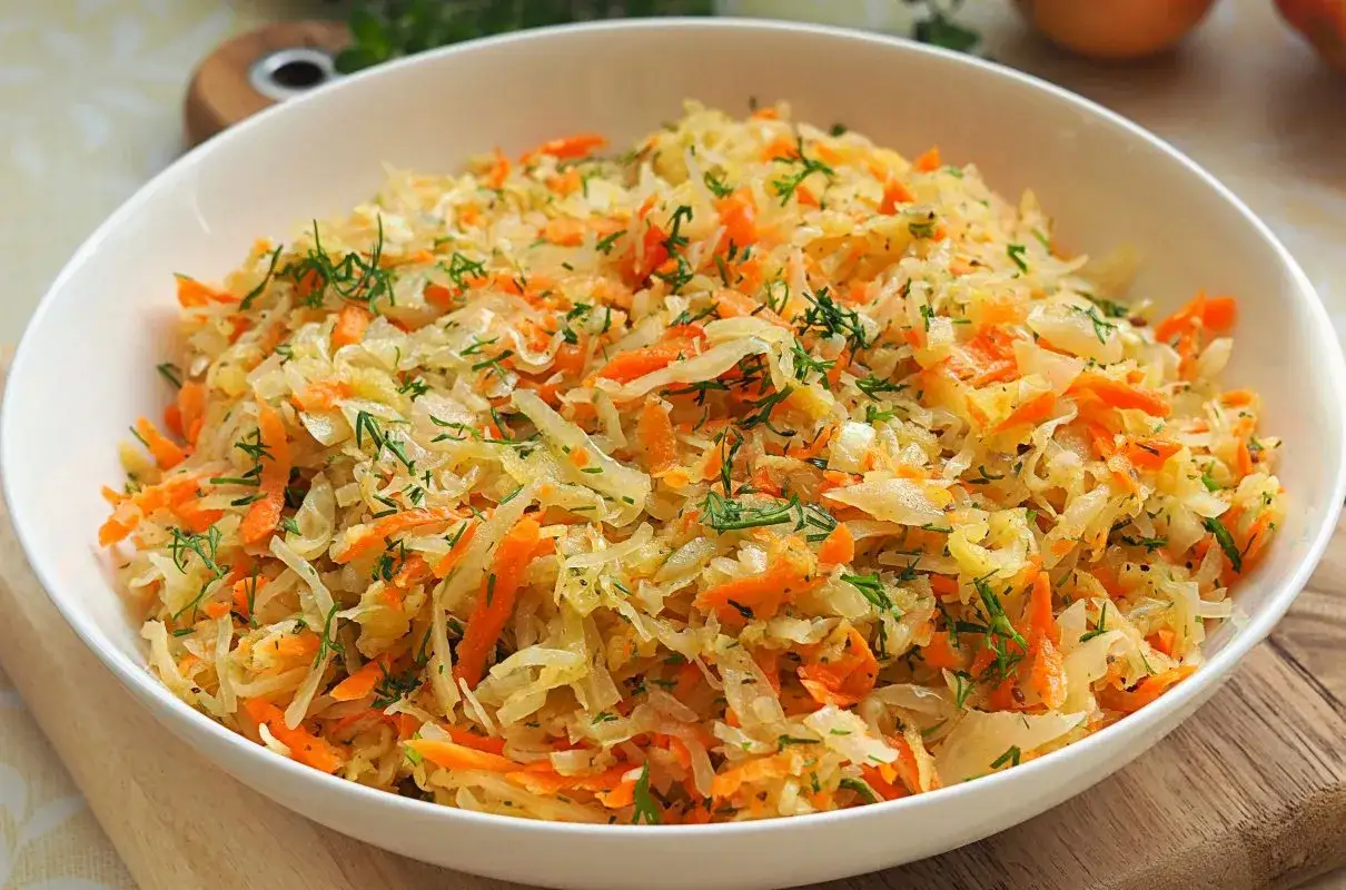 sałatka jarzynowa sur&oacute;wka z kiszonej kapusty