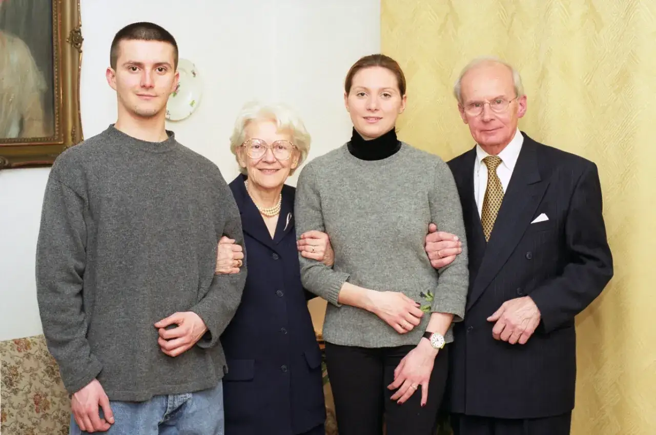 Michał Fogg, prawnuk Mieczysława, stoi z rodziną.