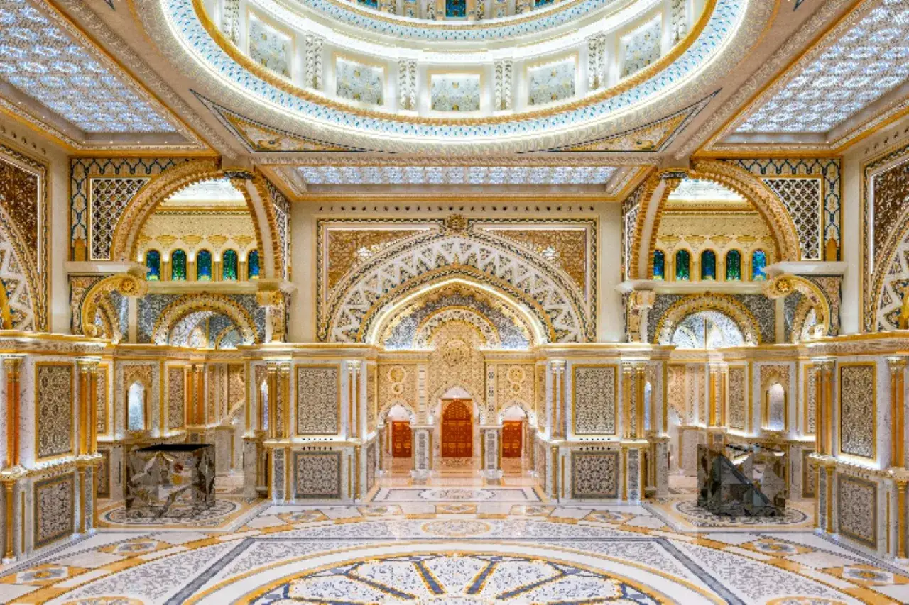 Wnętrze Qasr al Watan zachwyca złotem, marmurem i misternymi zdobieniami. Monumentalna kopuła i łuki tworzą przestrzeń pełną przepychu.