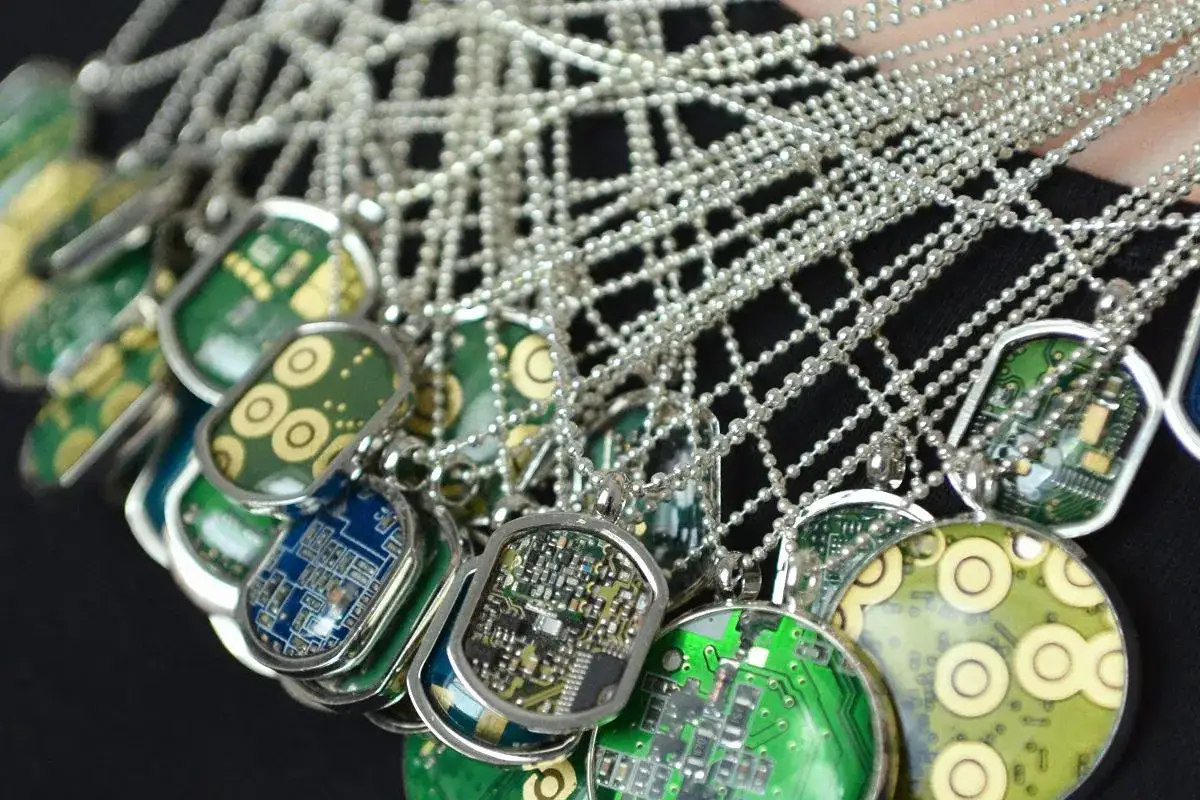 Polscy projektanci biżuterii upcyklingowej