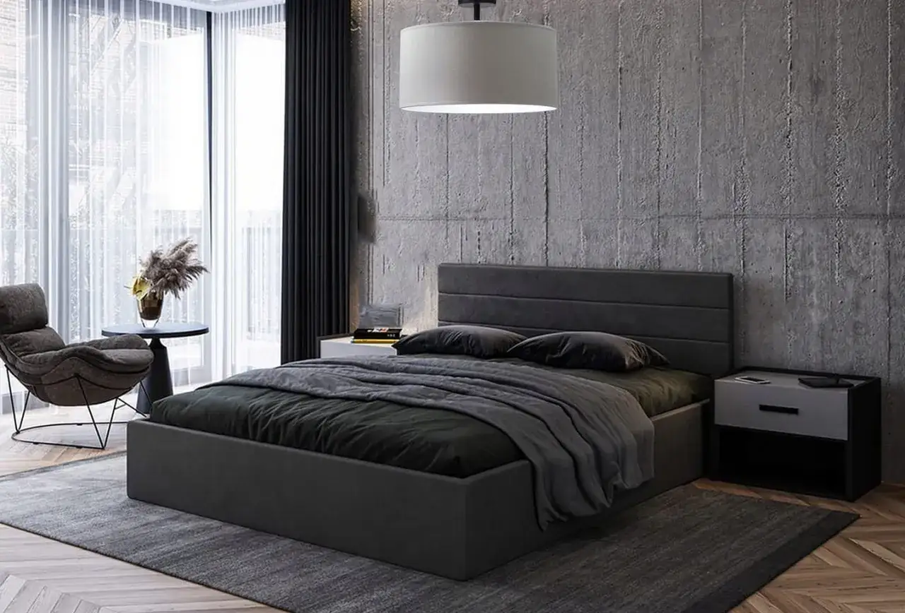 Nowoczesna sypialnia z betonową ścianą, łóżkiem i okrągłym, jasnym żyrandolem. Idealny przykład, jaki żyrandol do sypialni pasuje do industrialnego stylu.