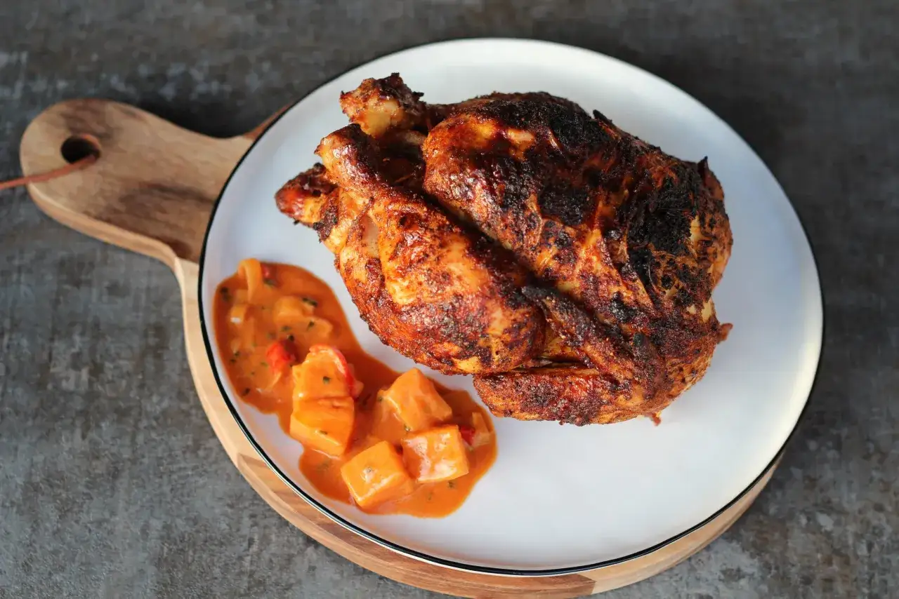 kurczak z rożna na talerzu