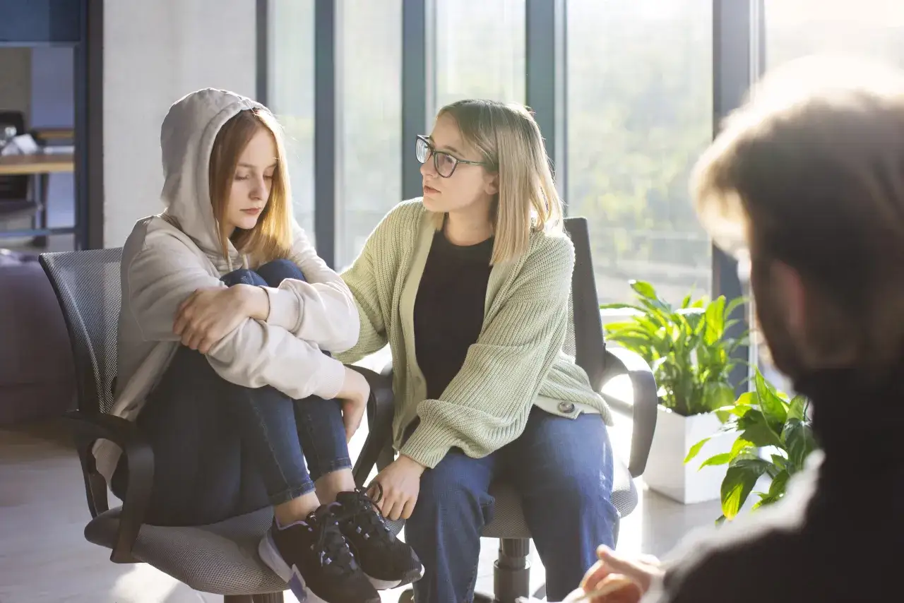 Rodzic rozmawiający z psychologiem, nastolatek na terapii