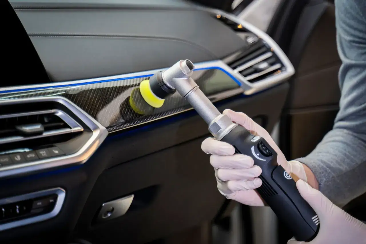 Rękawiczki i polerka samochodowa pomagają w domowym sposobie jak usunąć rysy z plastiku, przywracając mu blask.